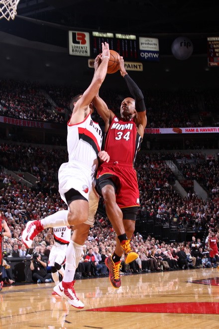 [NBA]詹姆斯击地传内线 拉拉维亚抛投命中